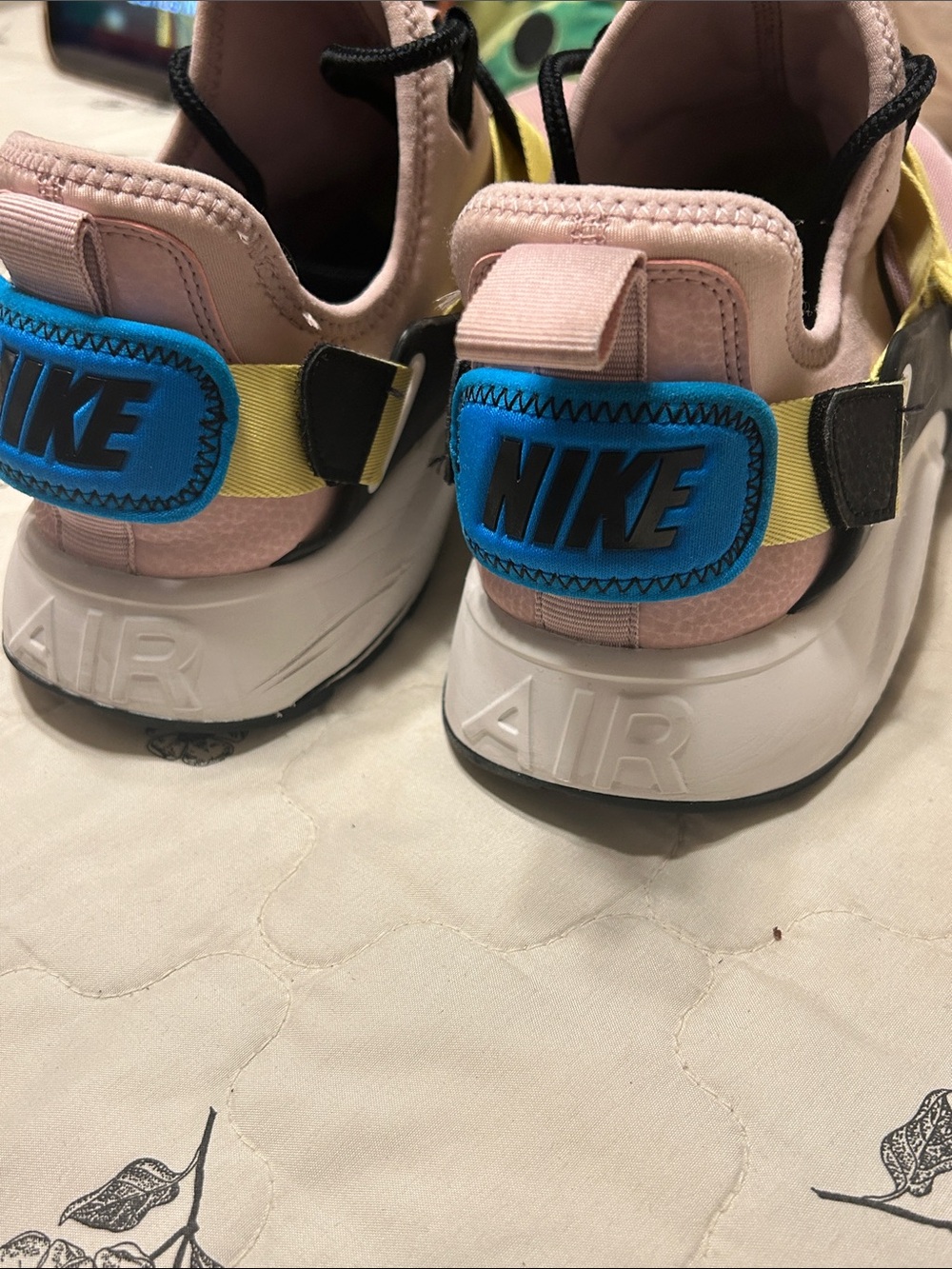 Nike Air Huarache city low plum chalk size 10 GUC - Picture 9 of 16